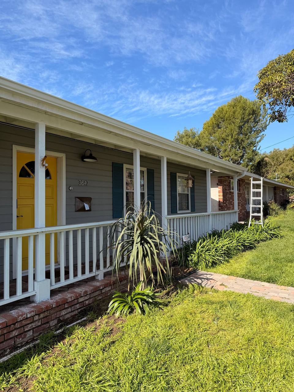 Traditional California ranch home with new white seamless gutters